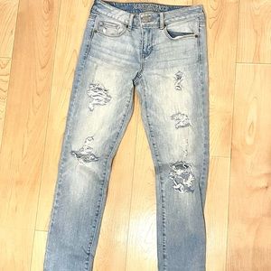 Like New! American Eagle Size 4 Distressed Skinny Jeans